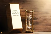 طلا ساعت شنی خود را روی میز گذاشت