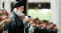 دانلود عکس/اقامه نماز بر پیکر شهدای خدمت توسط رهبر انقلاب