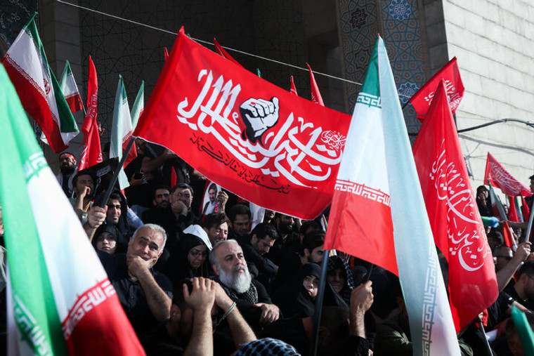 ببینید | خودروی حامل پیکر رهبر انقلاب اسلامی به میدان ثورةالعشرین نجف اشرف رسید