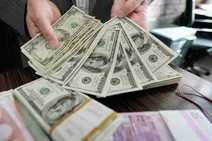بررسی تفاوت نرخ دلار بازار با فروش اسکناسی دلار