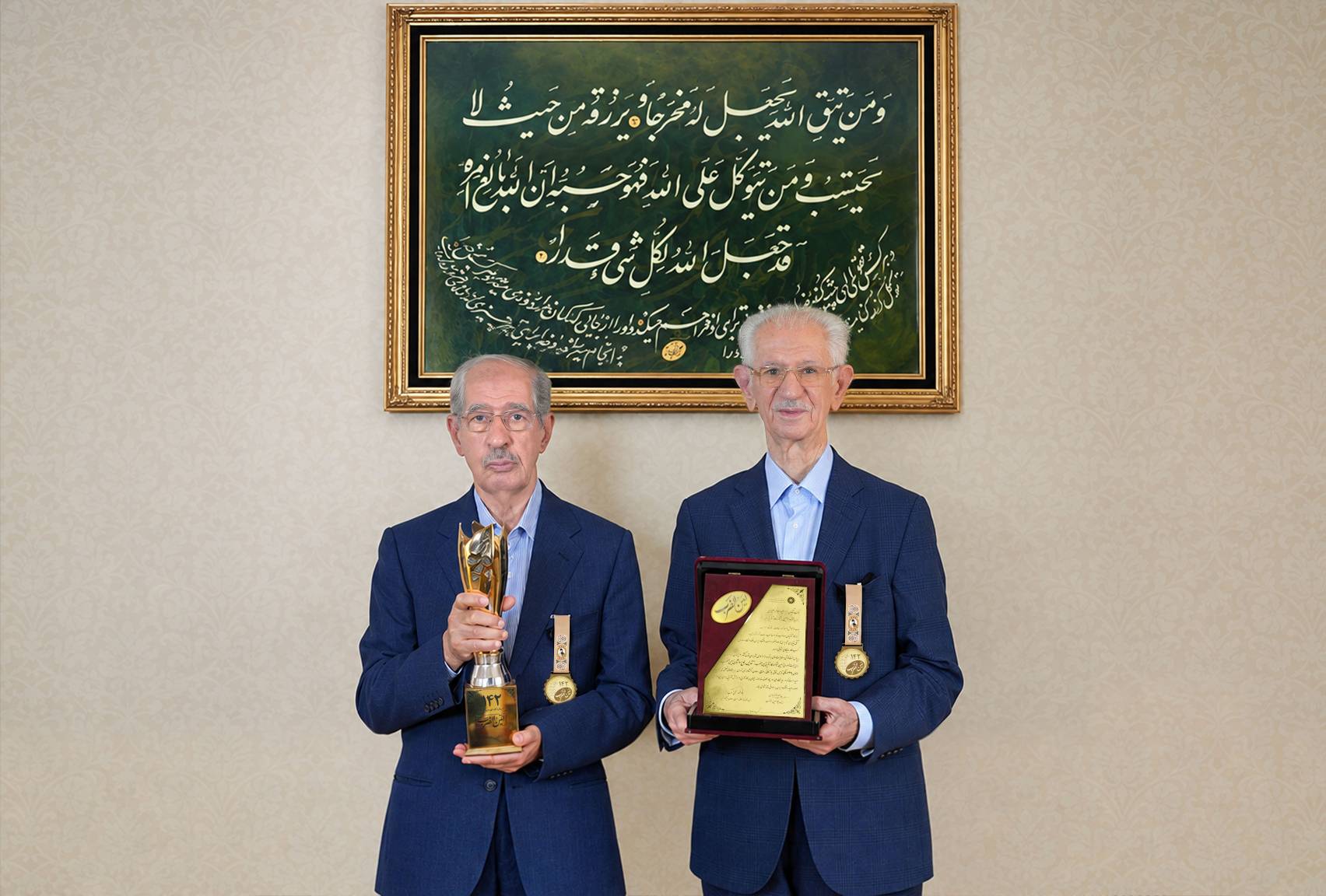 برادران نصیری تندیس دهمین جشنواره کارآفرینی امین‌الضرب را دریافت کردند