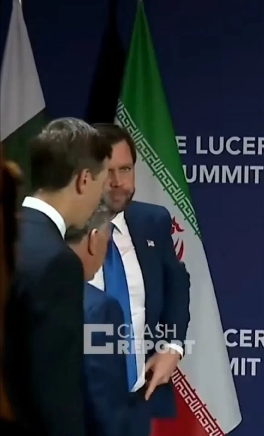 ونس کنار پرچم ایران ایستاد