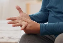 خشک‌شدن و سفتی دست‌ها در صبح نشانه‌ چیست