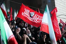 ببینید | خودروی حامل پیکر رهبر انقلاب اسلامی به میدان ثورةالعشرین نجف اشرف رسید
