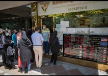 عقب‌نشینی محدود دلار در بازار آزاد؛ نوسان ارز همچنان ادامه دارد