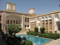 نمایی بسیار زیبا از سقف خانه‌ی کلاه‌ دوز در این شهر