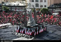 مشت‌های گره‌کرده‌ در هم‌سویی با پرچمِ سه‌رنگِ ایران