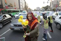 گل فروشی بهاره رهنما در خیابان های تهران + عکس