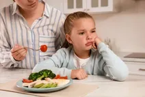 کودک خود را مجبور به غذا خوردن نکنید