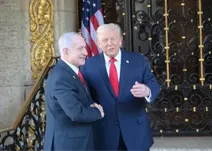 دست دو دشمن در دست هم و دست خدا با ماست