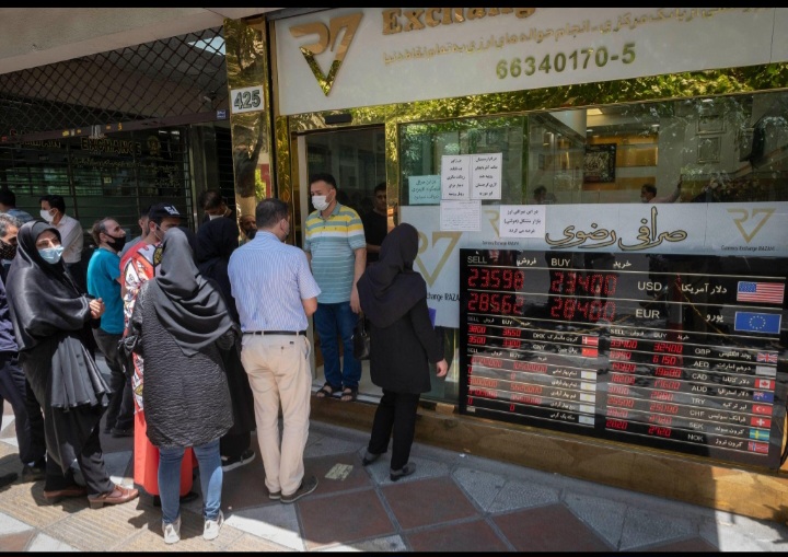 عقبنشینی محدود دلار در بازار آزاد؛ نوسان ارز همچنان ادامه دارد عقبنشینی محدود دلار در بازار آزاد؛ نوسان ارز همچنان ادامه دارد