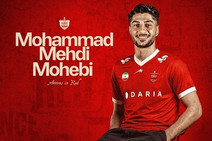 محبی در جمع سرخ‌پوشان