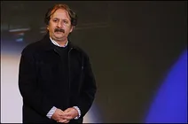 با سلاح هنر به جنگ خشونت طلباني می‌روم که پیامبر ما را دزدیده‌اند